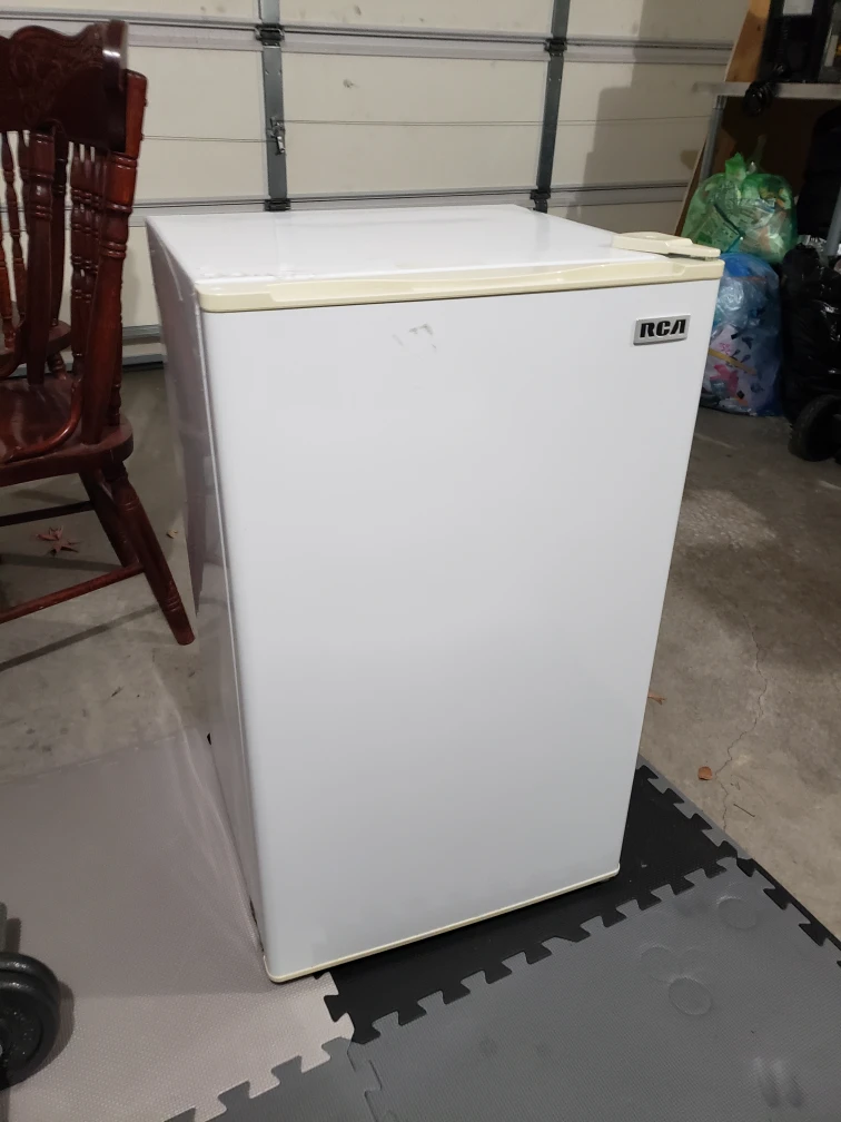 RCA RFR321-C-WHITE Mini Fridge - 3.2 cu ft