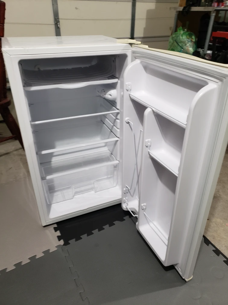 RCA RFR321-C-WHITE Mini Fridge - 3.2 cu ft - photo 2