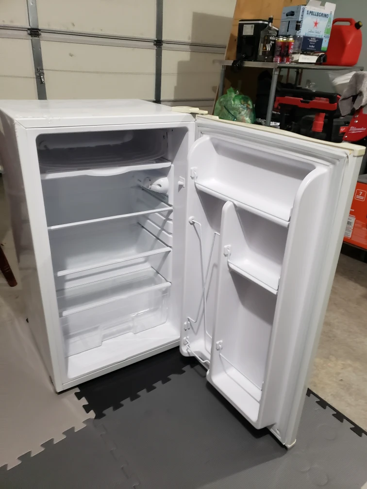 RCA RFR321-C-WHITE Mini Fridge - 3.2 cu ft - photo 3