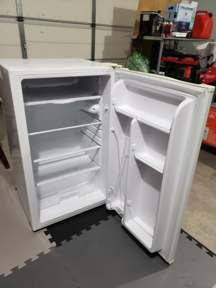 RCA RFR321-C-WHITE Mini Fridge - 3.2 cu ft image indicator(3)