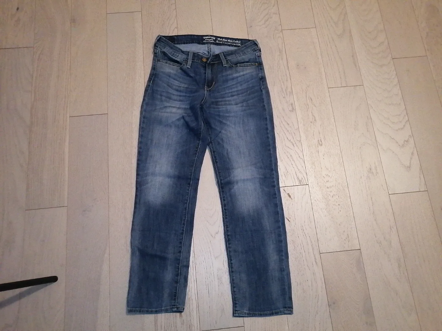 Levi Strauss Signature Mid-Rise Slim Cuffed Jeans