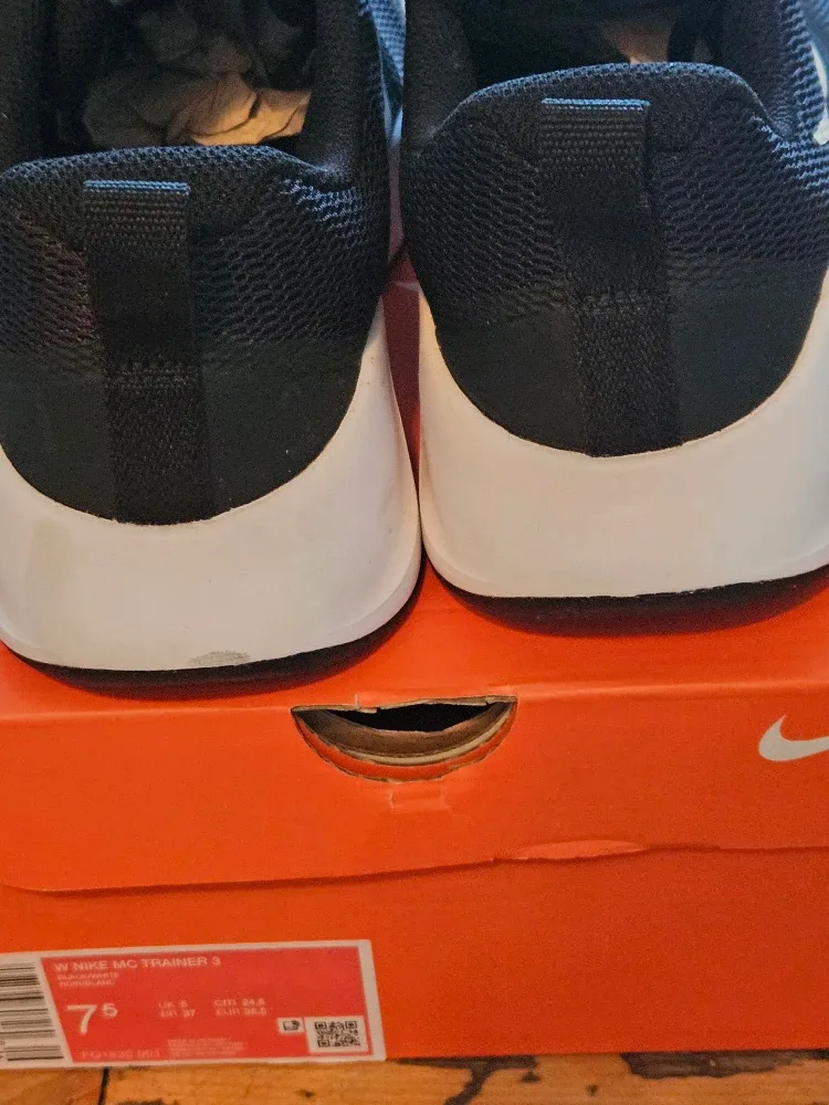 BNIB)Nike W Nike MC Trainer 3 US 7.5 Women's Running Shoes image indicator(3)