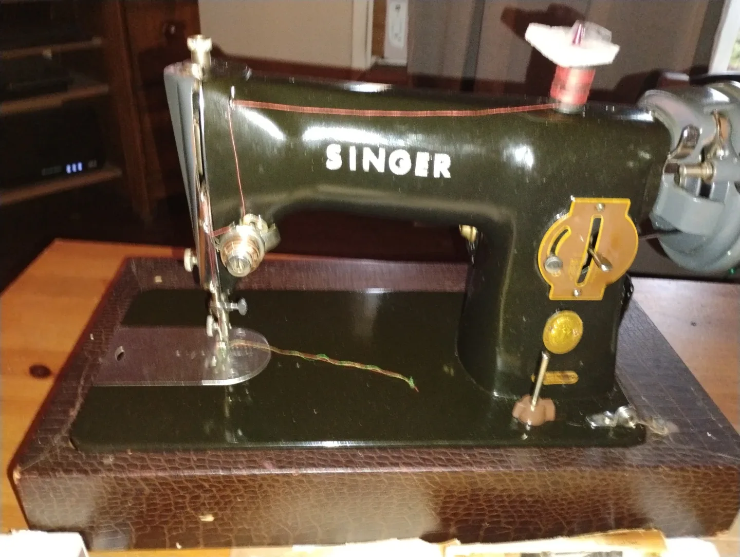 Vintage Singer Sewing Machine image indicator(3)