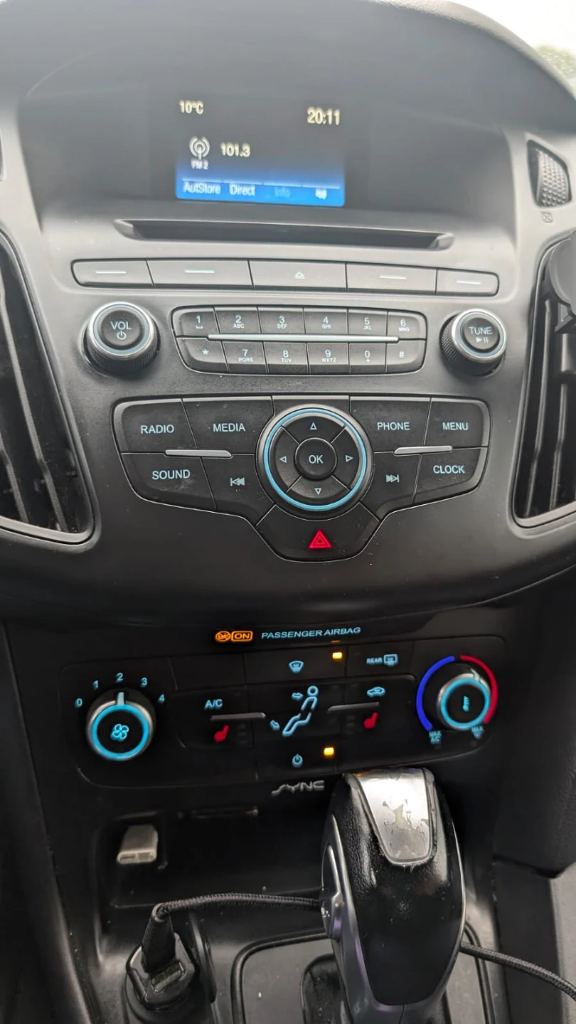 Blue Ford Focus Hatchback - photo 2
