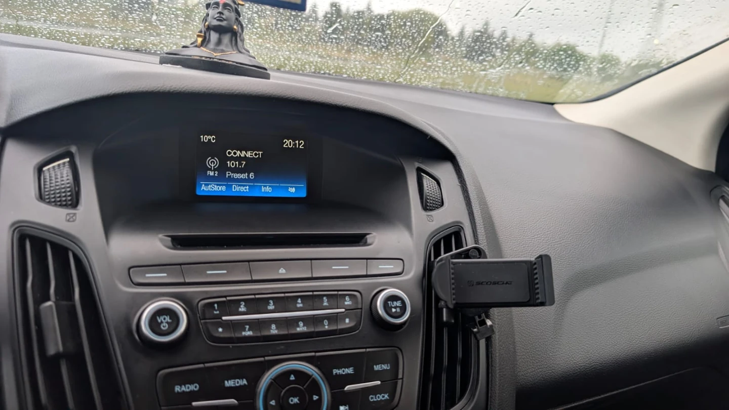 Blue Ford Focus Hatchback - photo 3