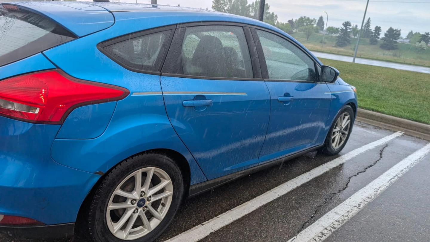 Blue Ford Focus Hatchback - photo 4