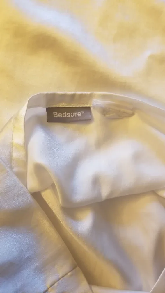 Bedsheet and Two Satin Pillowcases image indicator(7)