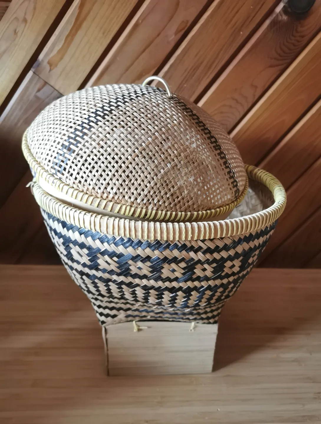 Woven Basket With Lid image indicator(8)