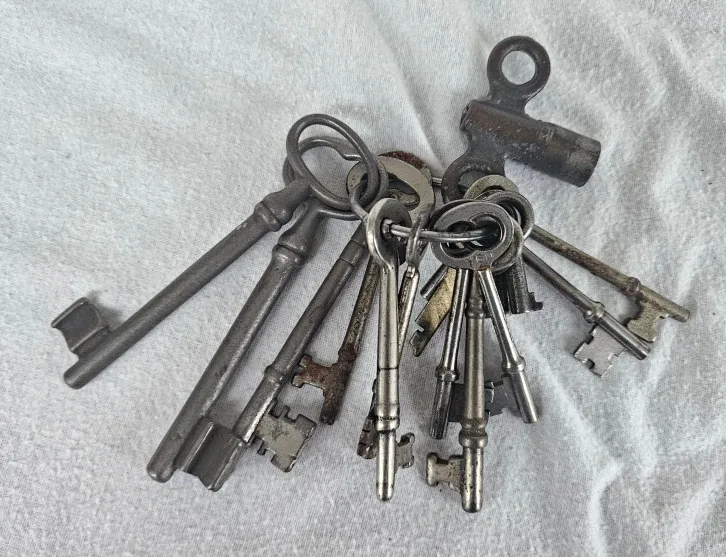 Antique Colonial Iron Gate Heavy Padlock with Skeleton Keys image indicator(4)