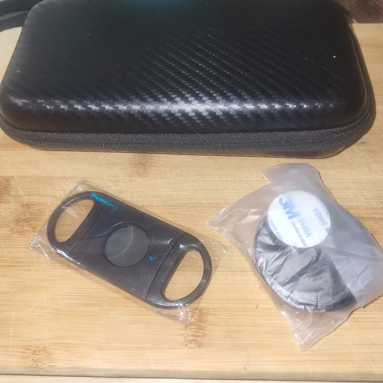 Cigar travel case / humidity cartridge / cutter