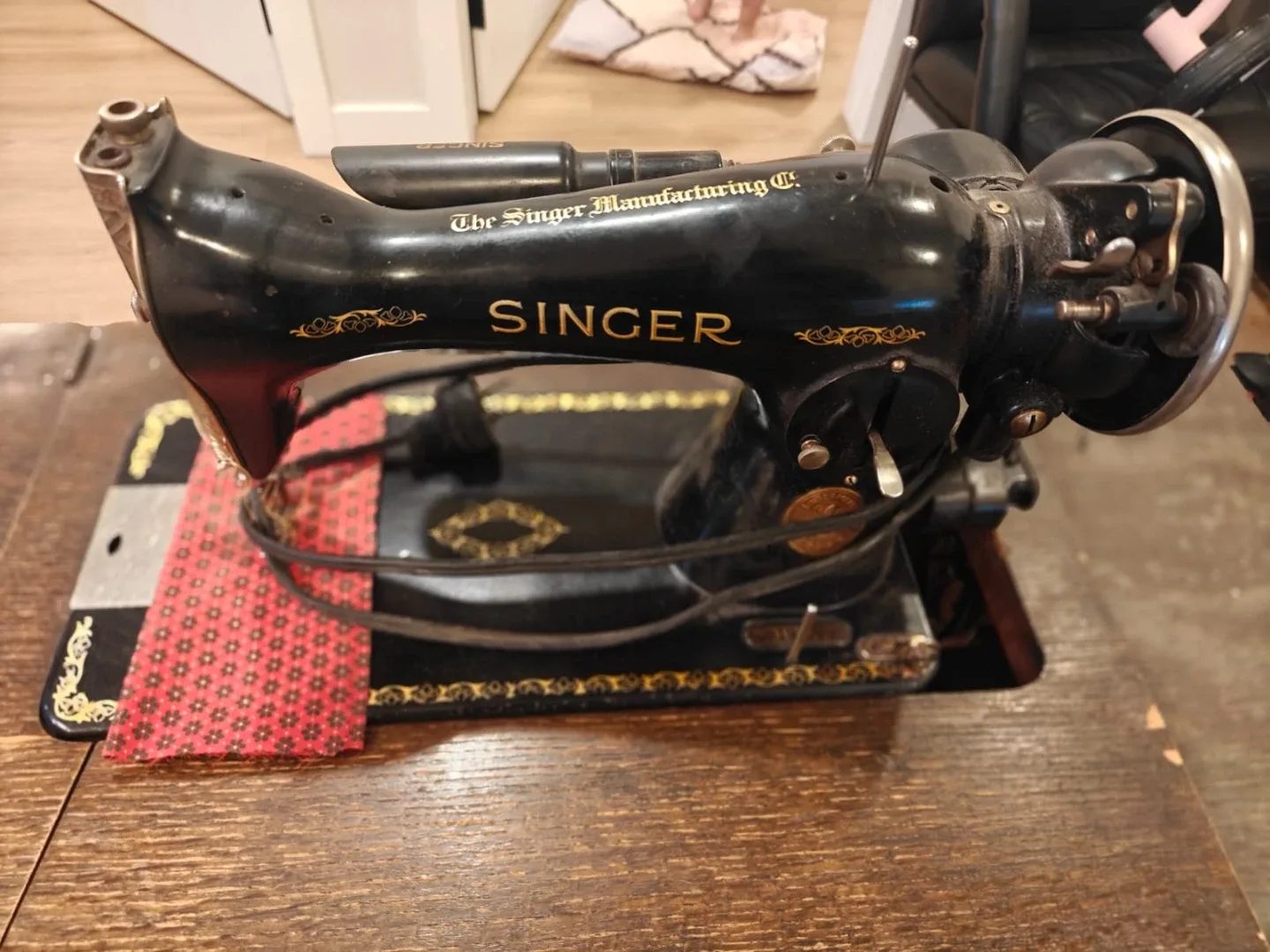 Vintage Singer Sewing Machine with Cabinet image indicator(3)