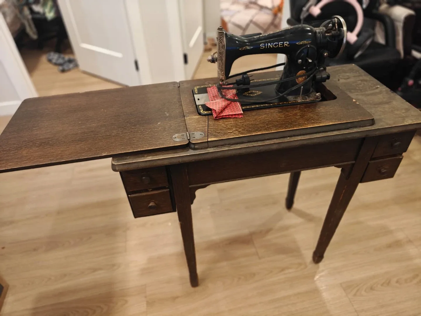 Vintage Singer Sewing Machine with Cabinet image indicator(4)