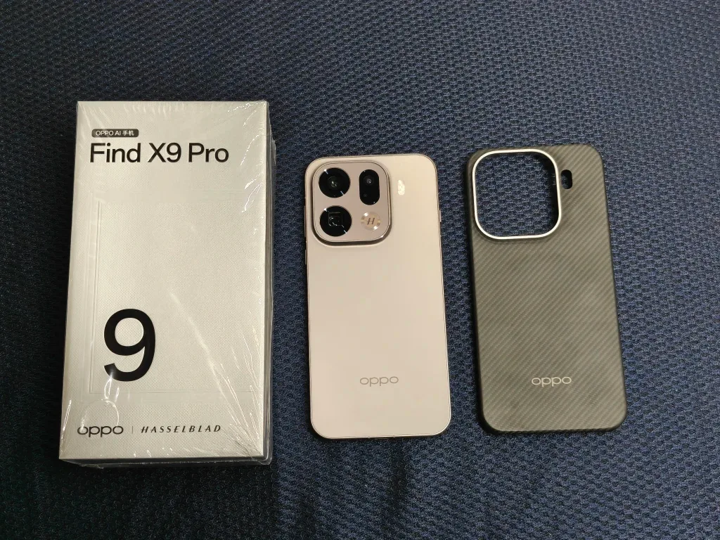 OPPO Find X9 Pro Smartphone with Case