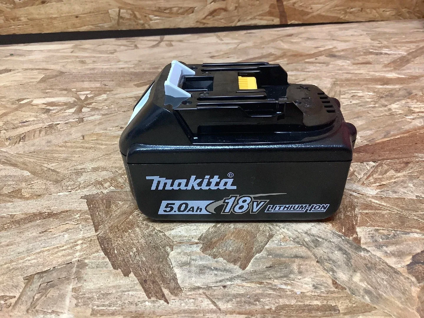 2 Makita 18V 4.0Ah & 5.0Ah Batteries image indicator(4)