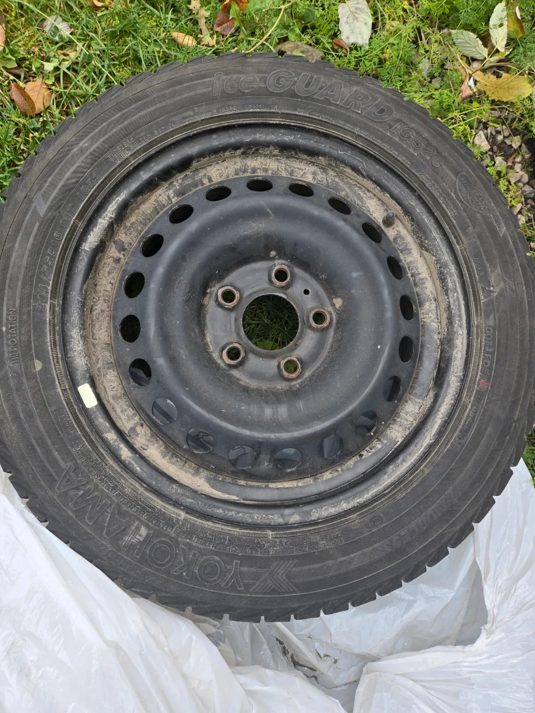 Yokohama IceGuard IG52c Tire 205 55R 16 image indicator(5)