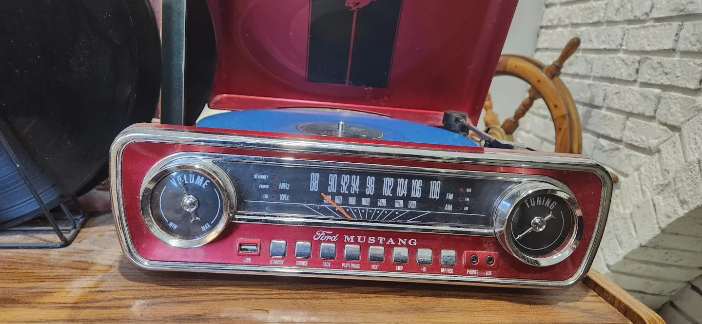 Ford Mustang Record Player & Vinyl Records image indicator(3)