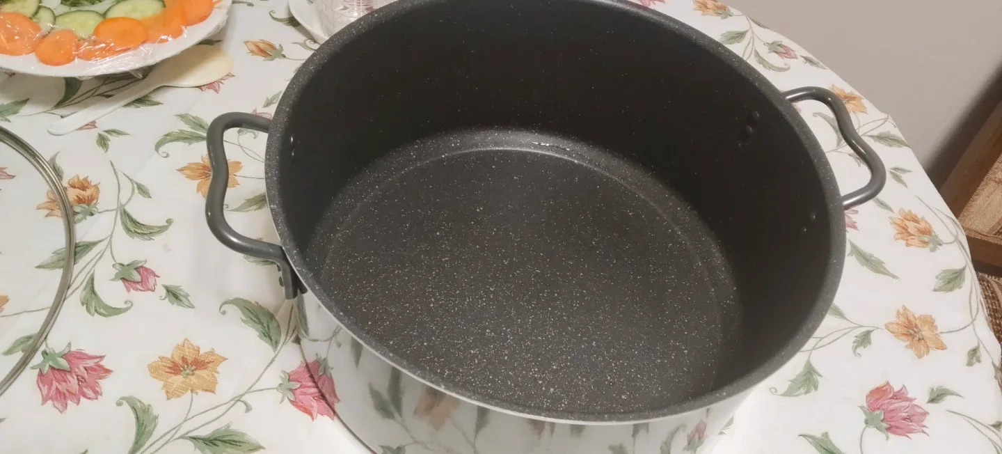 Large Stock Pot with Lid image indicator(4)