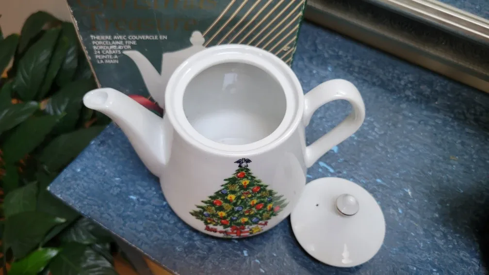 Vintage Fine Porcelain Christmas Teapot MadeInJapan 24K GoldTrim image indicator(2)