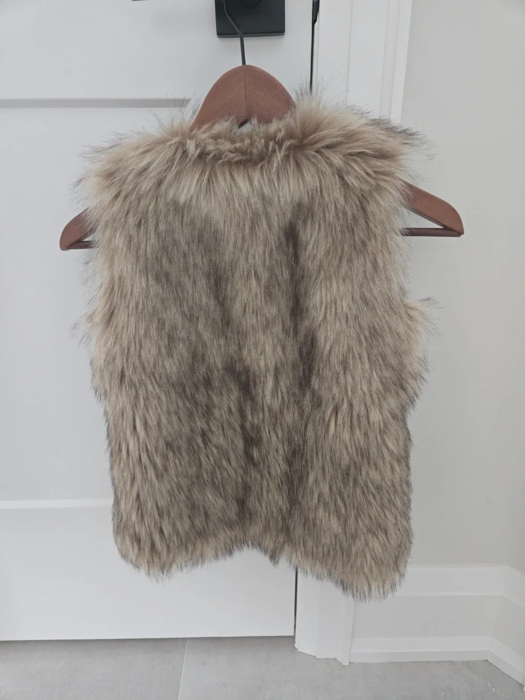 GAP Kids Faux Fur Vest - Size S image indicator(2)