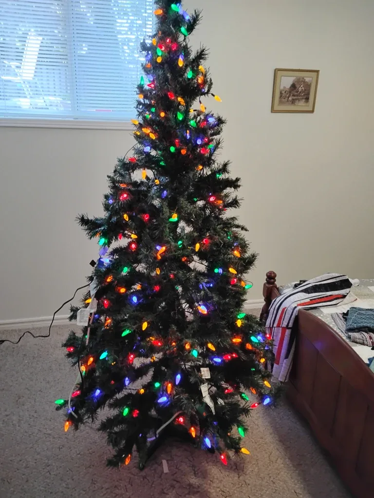 7 ft Pre-Lit Noble Fir Christmas Tree image indicator(2)