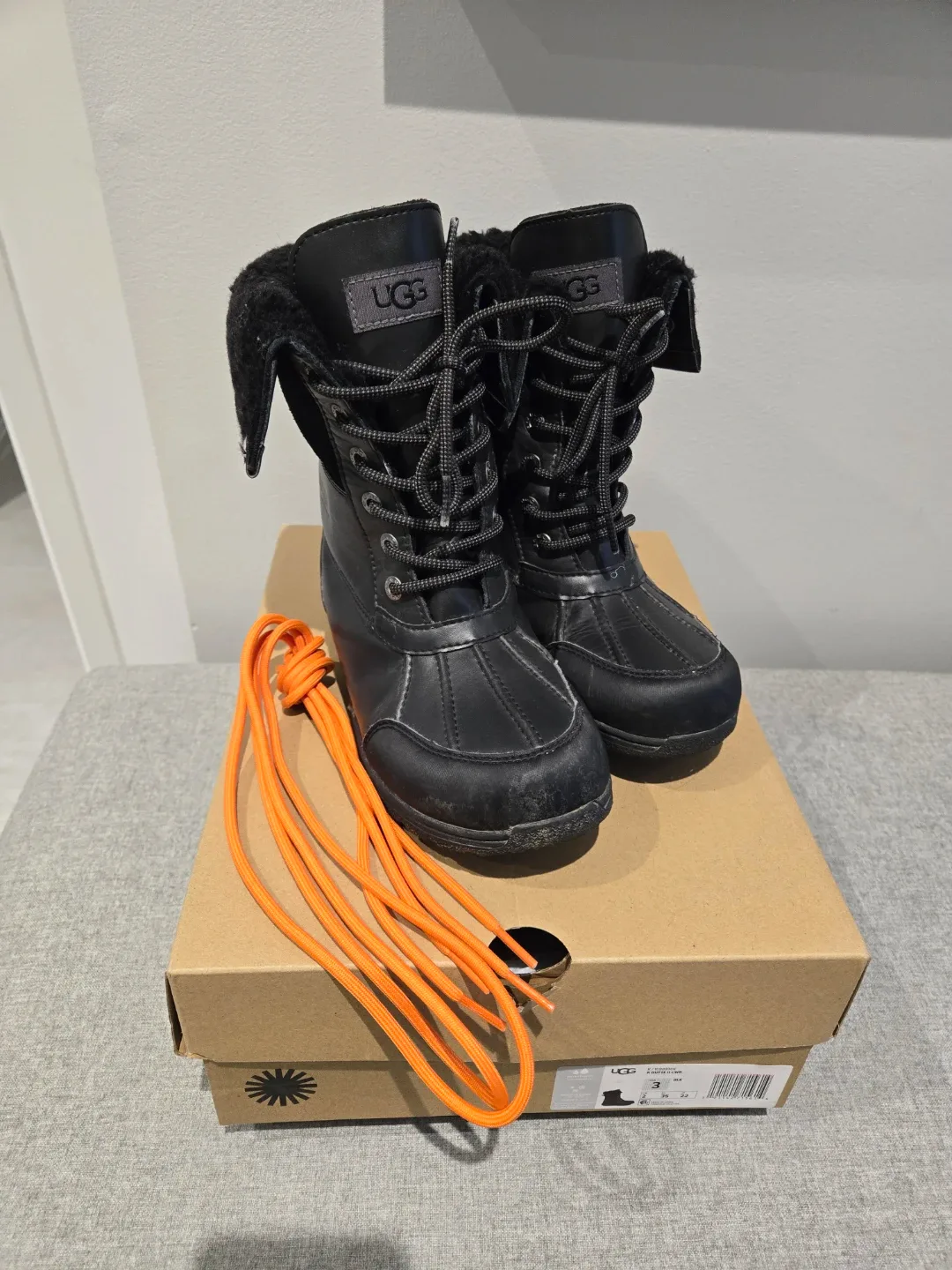 UGG K Butte II CWR Black Boots - Size 3 image indicator(4)