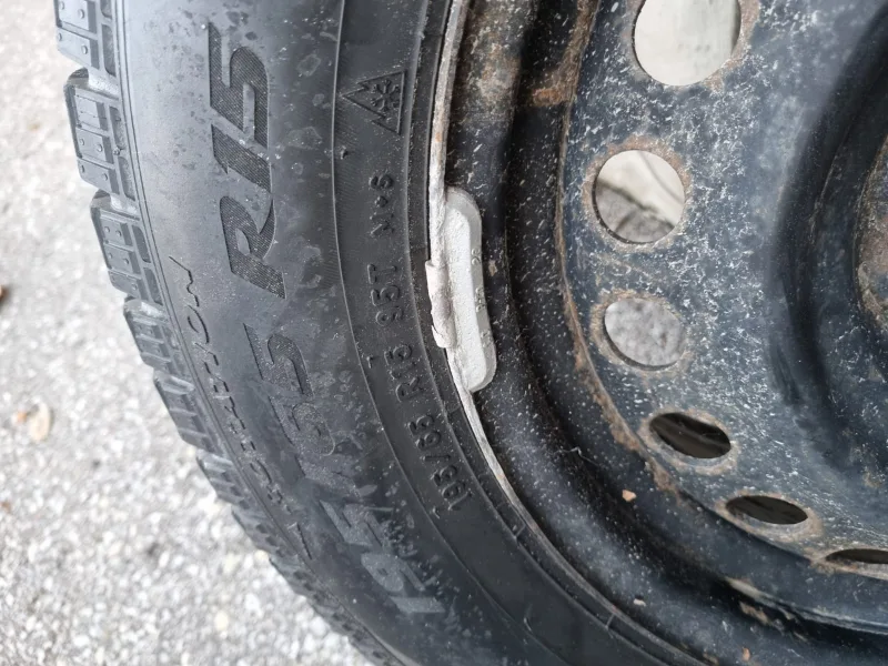 Pirelli Ice Zero FR Studless Winter Tires 195/65 R15 image indicator(3)