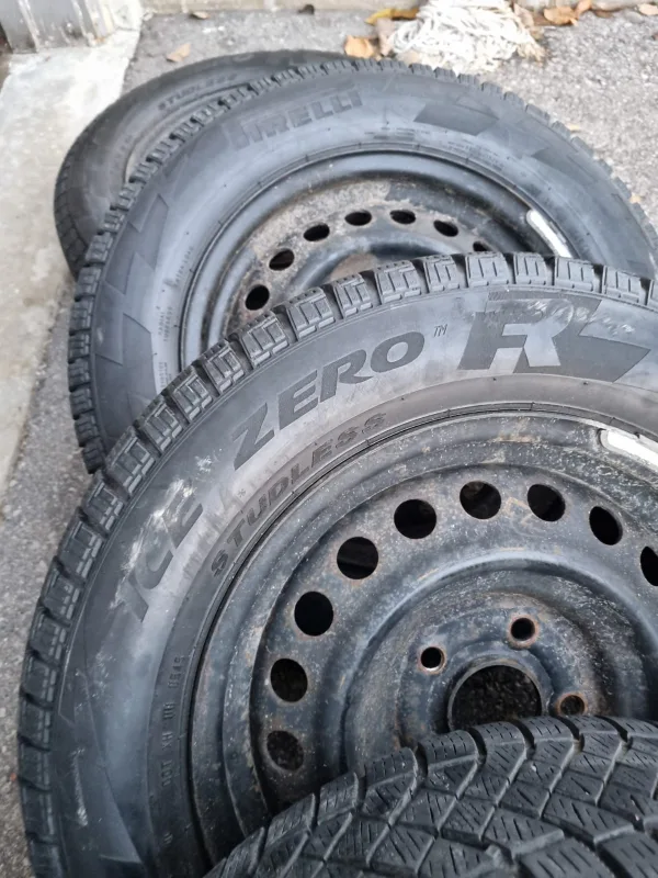 Pirelli Ice Zero FR Studless Winter Tires 195/65 R15 image indicator(4)