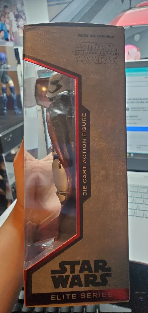 Star Wars Elite Series Captain Phasma Die Cast Action Figure image indicator(2)