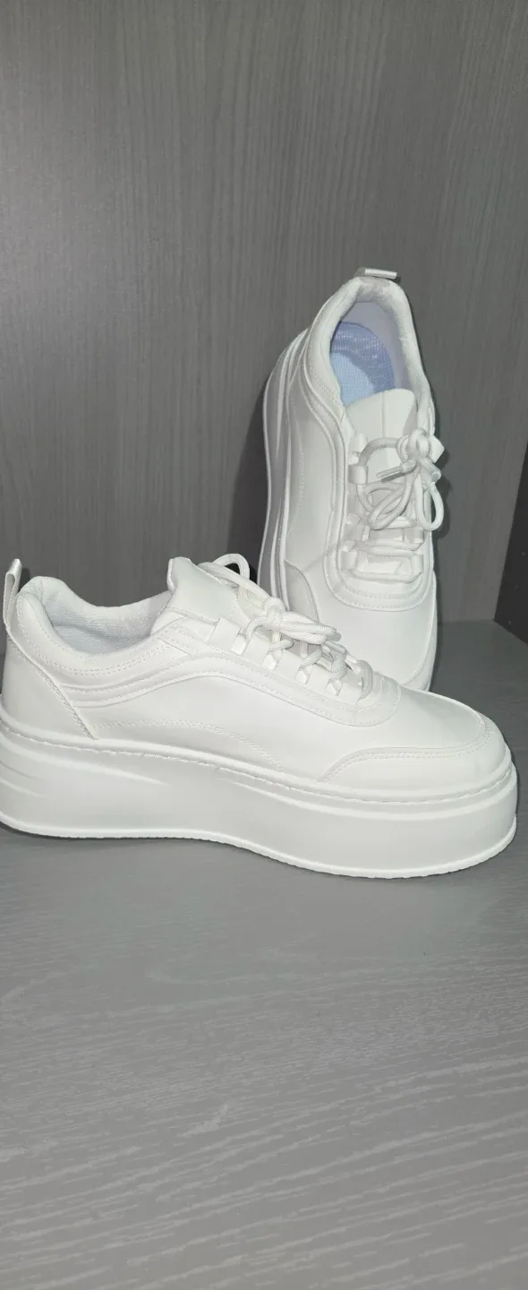 Assorted Sneakers image indicator(3)