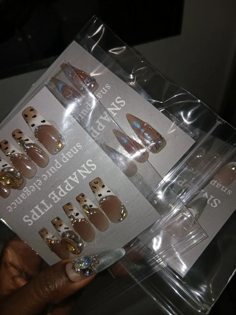 Glamorous Press-on Nails with Rhinestone Accents *high quality* image indicator(2)