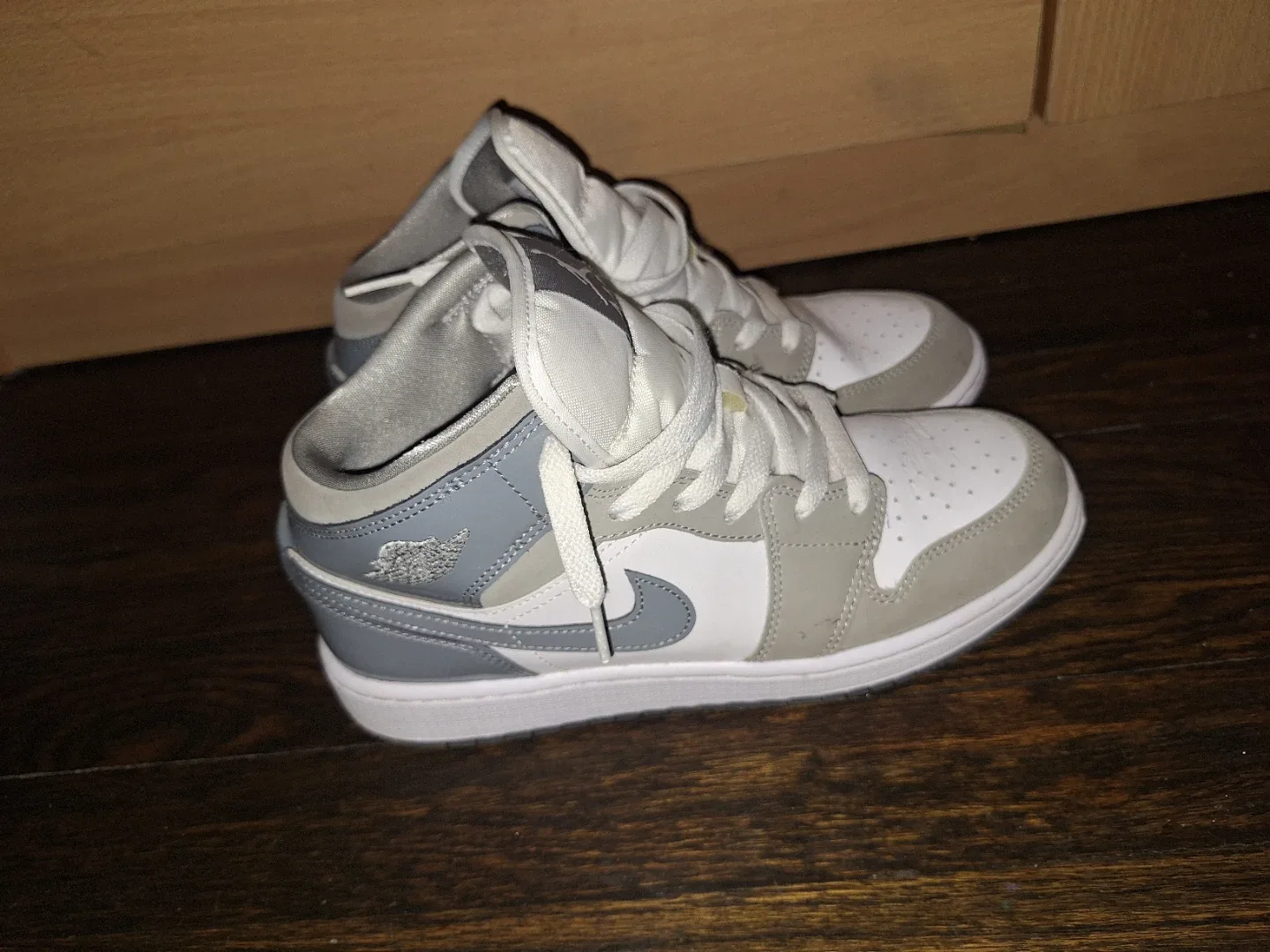 Air Jordan 1 Mid SE Particle Grey image indicator(3)