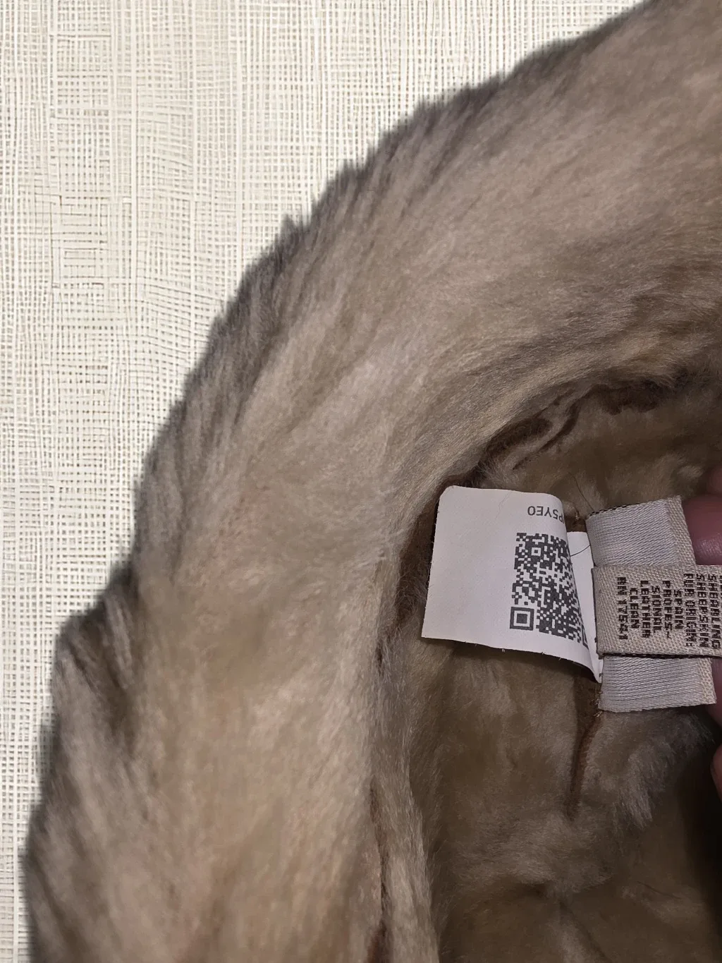 UGG Hat and Mittens Set image indicator(2)