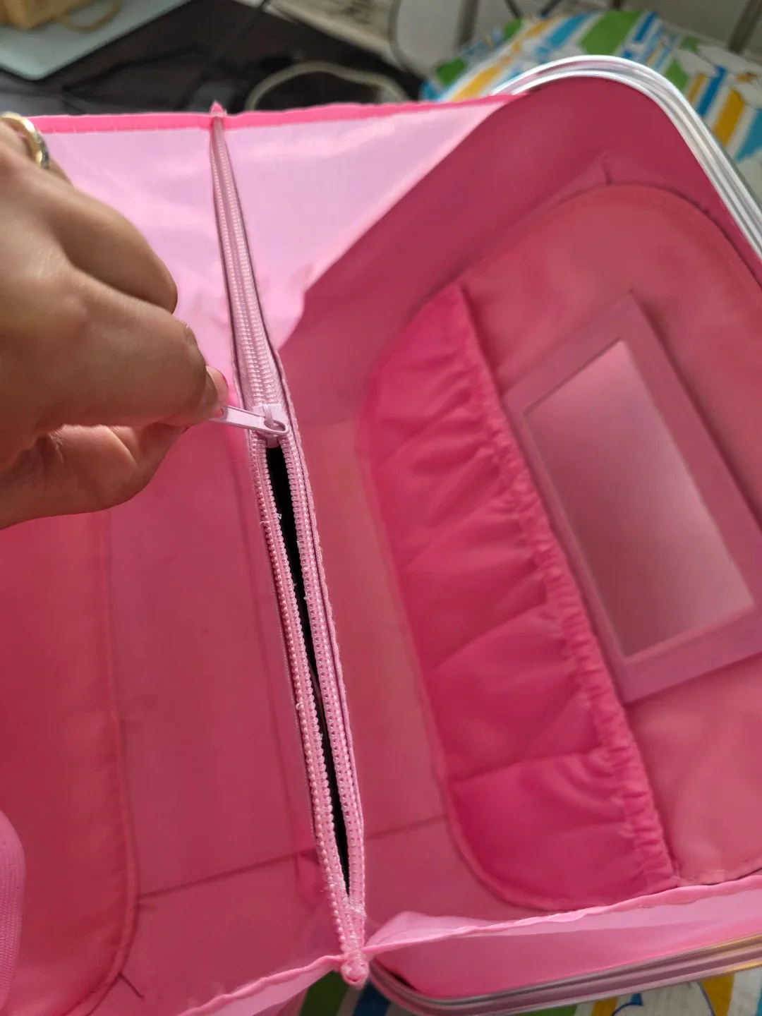 Vintage Gold Sparkly Makeup/Cosmetic Case with Lock image indicator(7)