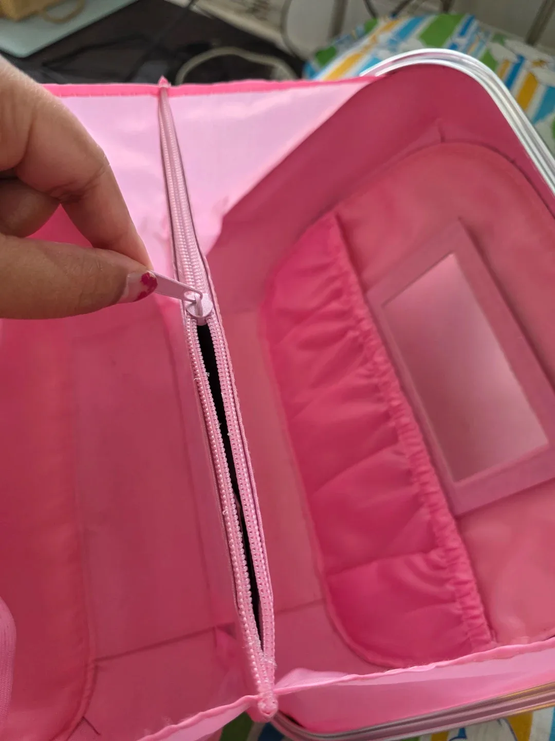 Vintage Gold Sparkly Makeup/Cosmetic Case with Lock image indicator(8)