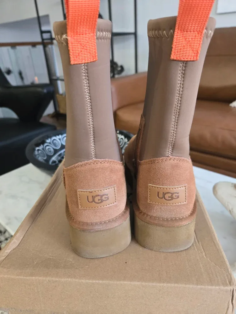 UGG W Classic Ultra Mini Platform Boots - Size 7