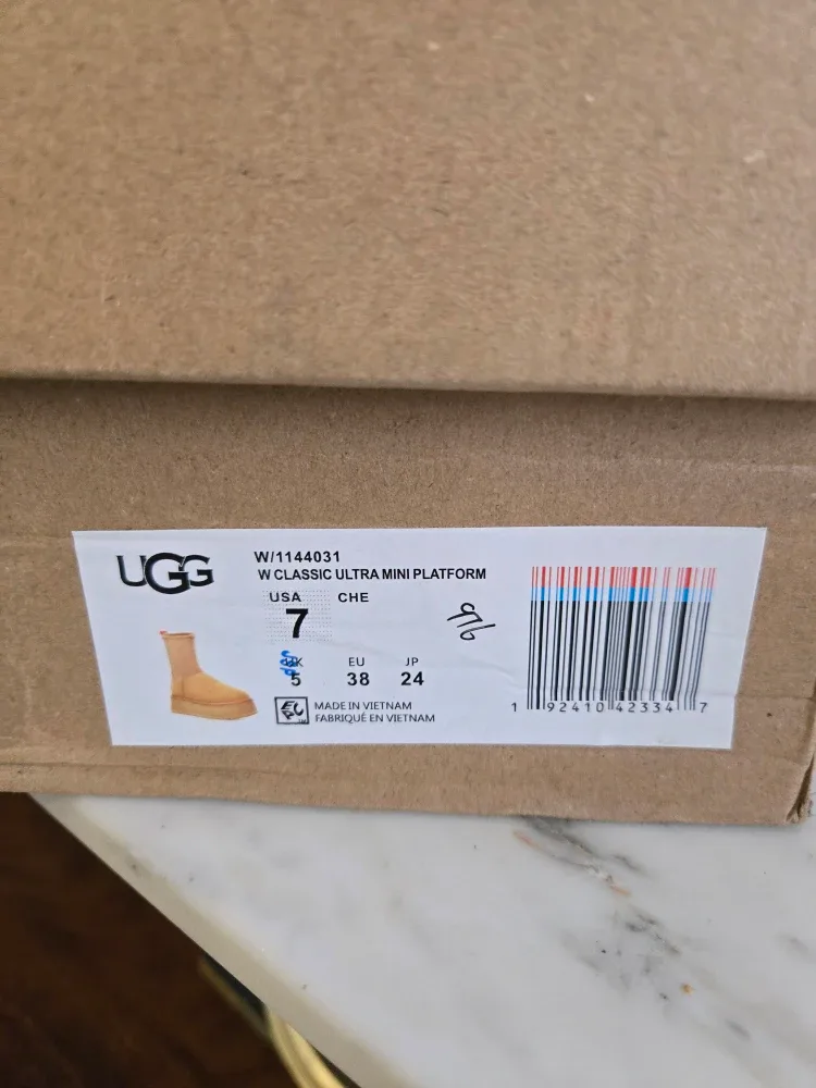 UGG W Classic Ultra Mini Platform Boots - Size 7 image indicator(3)