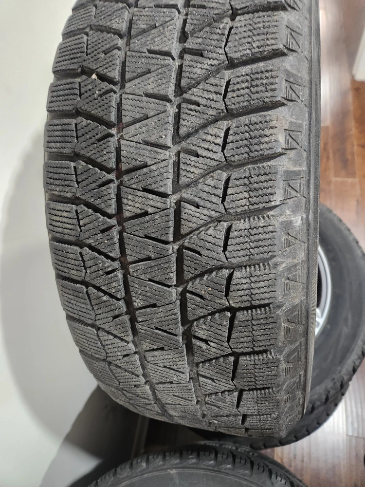 Bridgestone snow tires 235/55r17 - photo 3