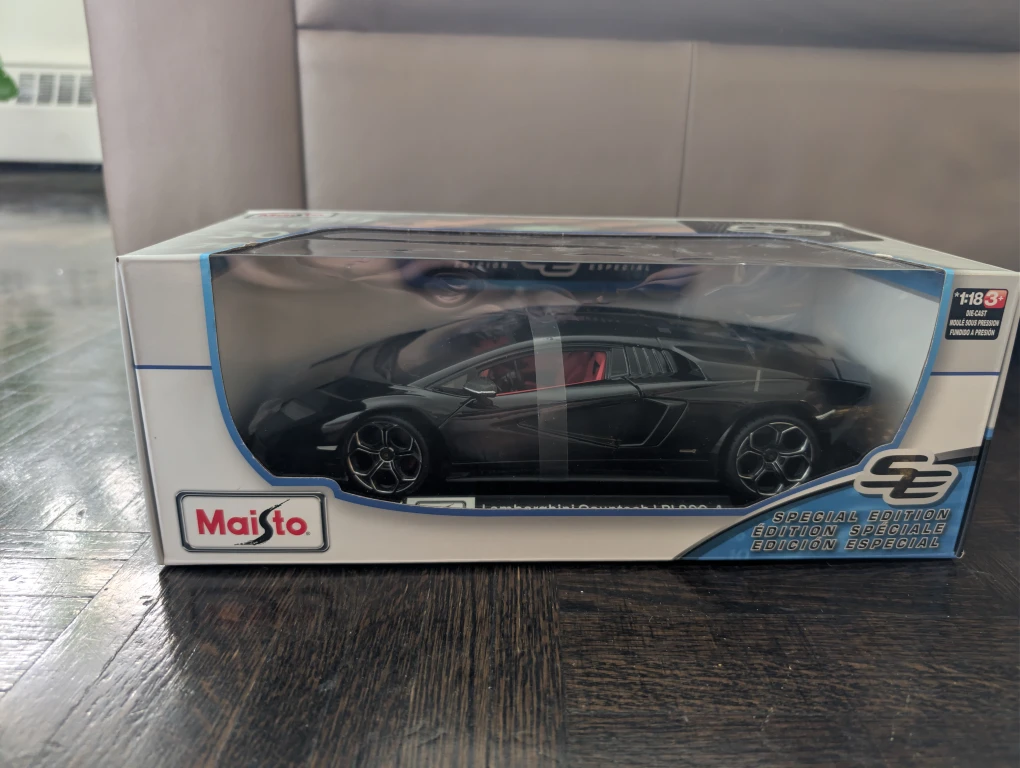 Maisto Lamborghini Countach LPI 800-4 1:18 Scale