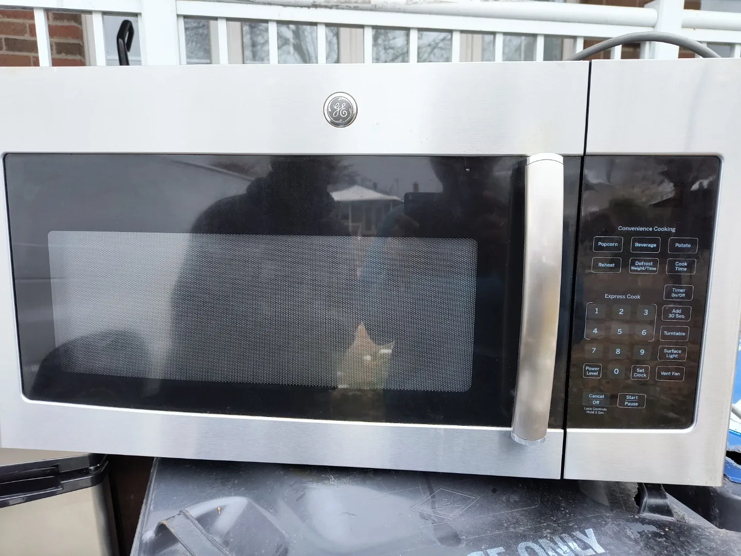 GE JNM7196DK1 Over-the-Range Microwave image indicator(2)