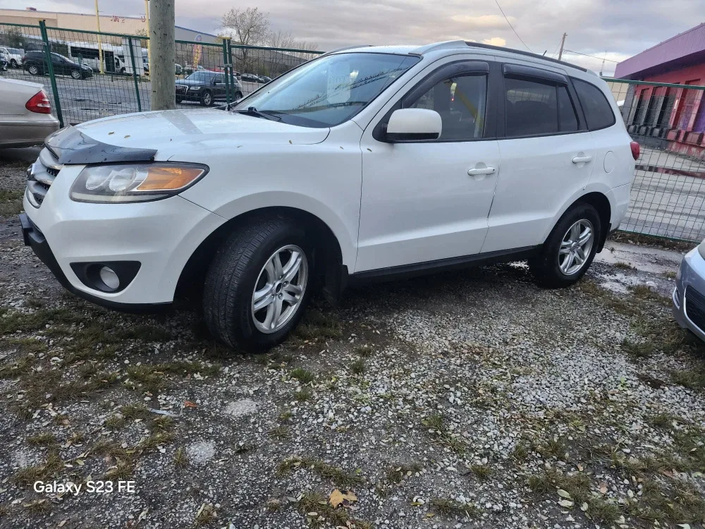 Lease-to-own white Hyundai Santa Fe. image indicator(6)