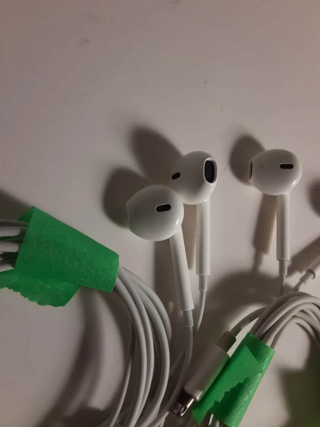 White Apple EarPods With Lightning Connector | x3 image indicator(2)