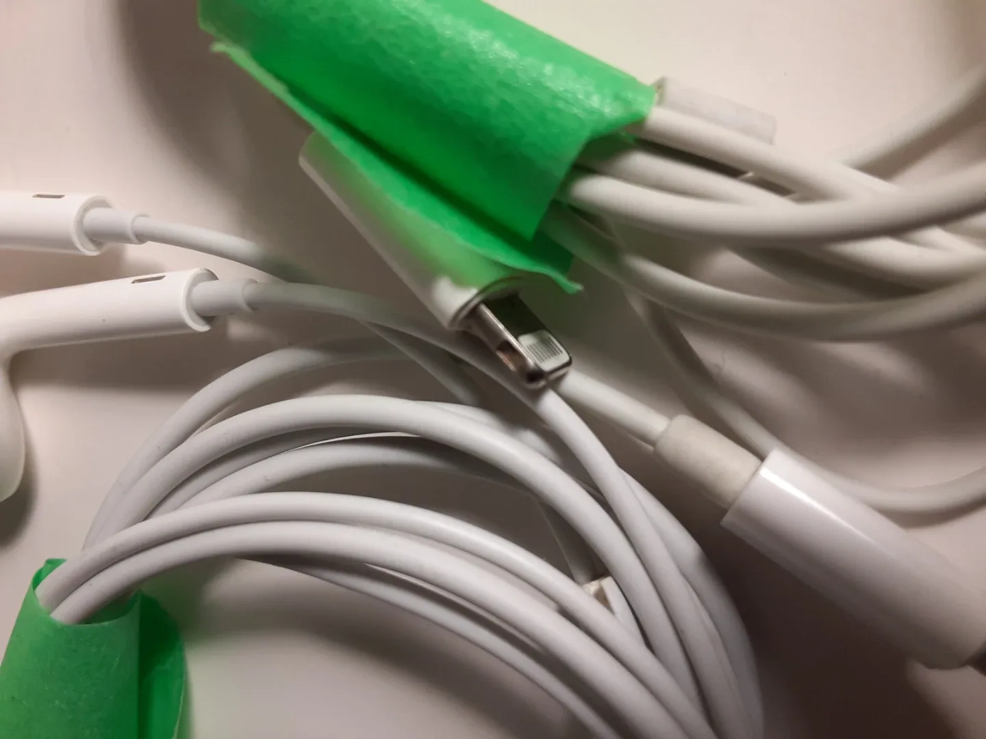 White Apple EarPods With Lightning Connector | x3 image indicator(6)