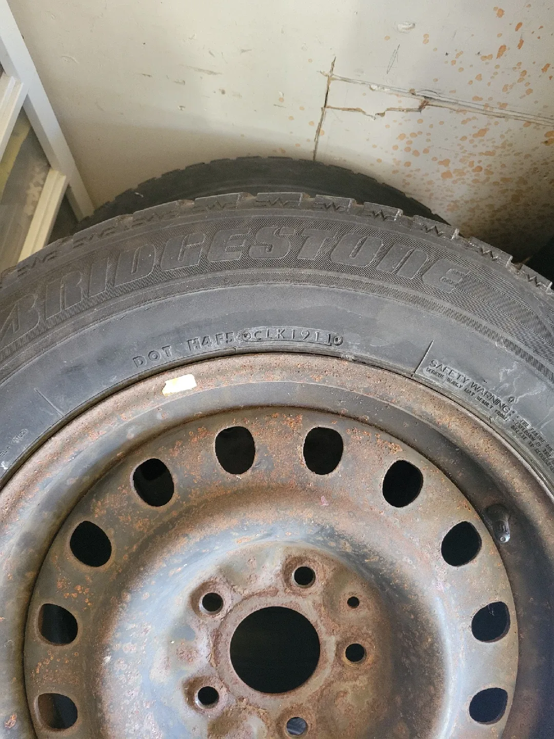 Bridgestone Blizzak 225/65R17 Winter Tires image indicator(3)