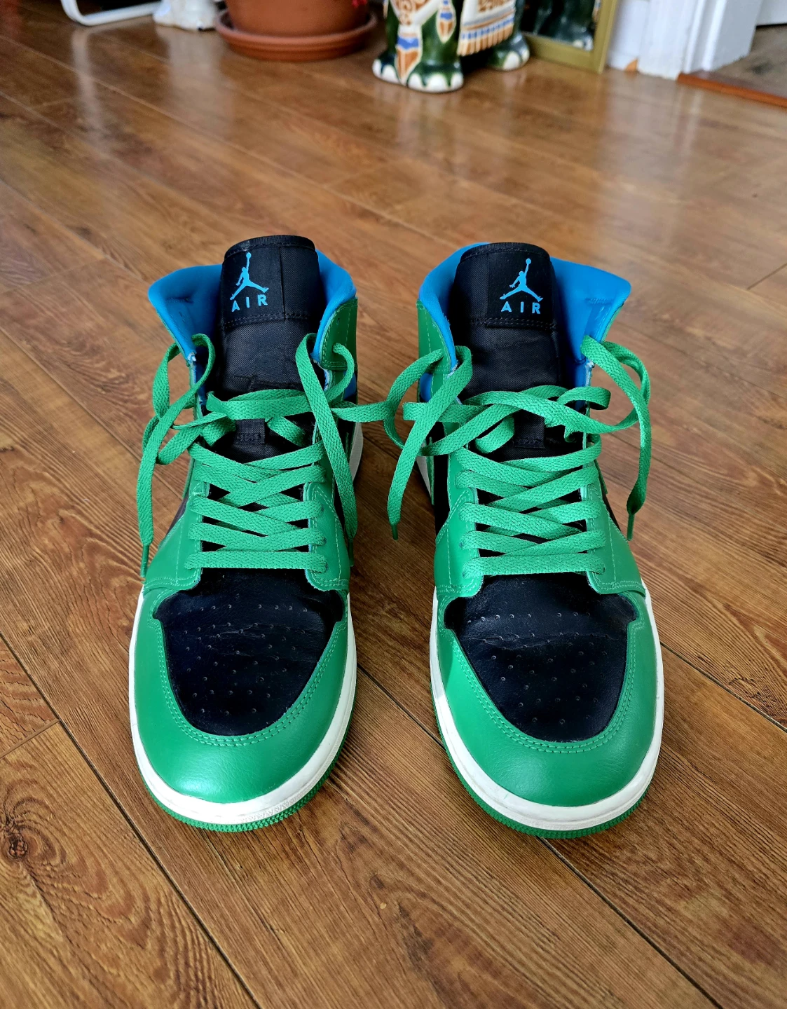 Jordan 1 Mid "Lucky Green Aquatone"