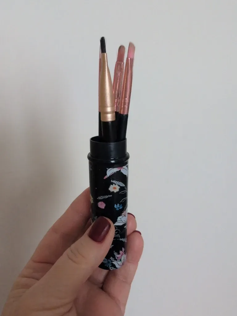 Makeup Brush Set with Floral Case image indicator(2)