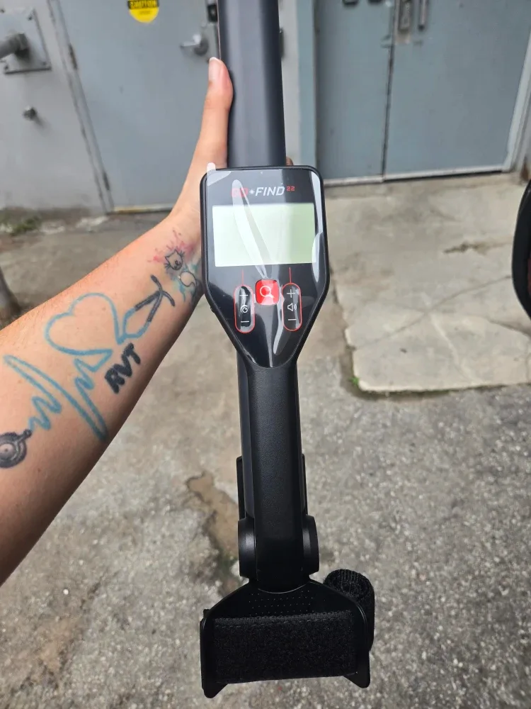 Minelab GO-FIND 22 Metal Detector – Like New image indicator(2)