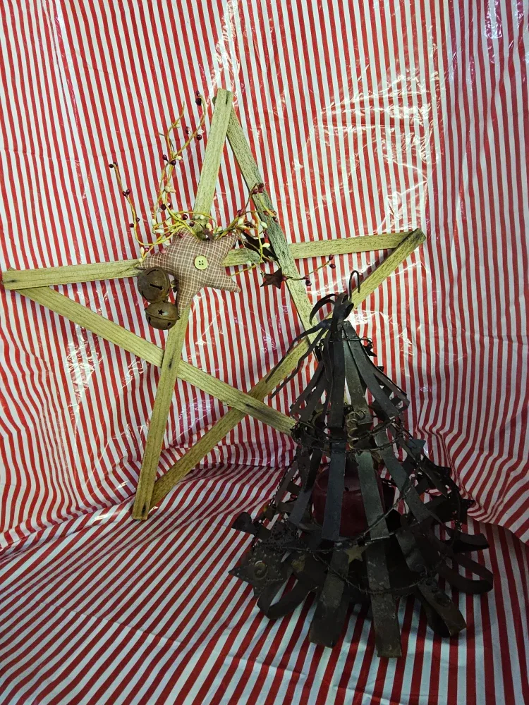 Rustic Metal Christmas Tree & Wooden Star Decor image indicator(3)