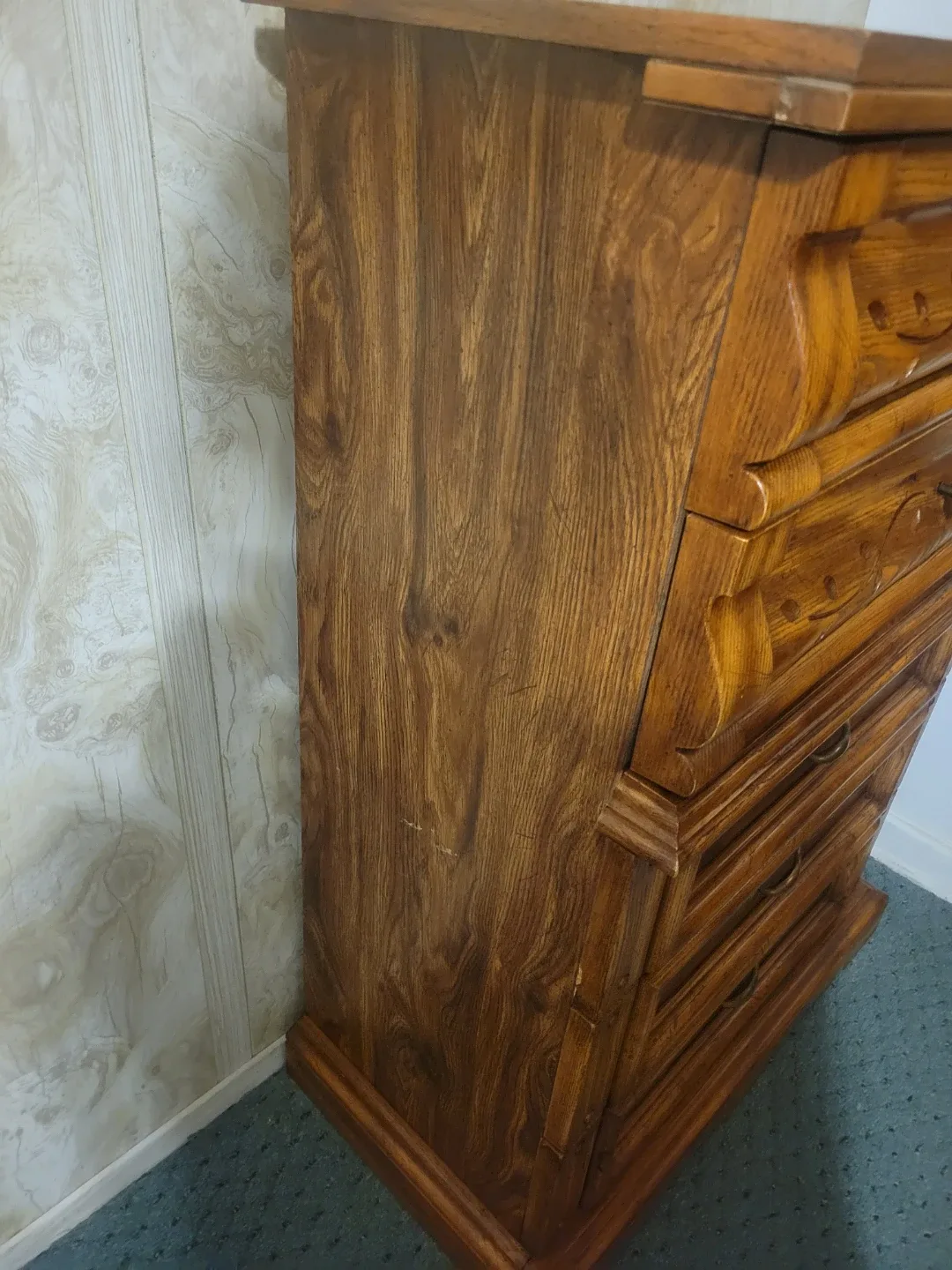 Wooden Dresser with Leaf Design image indicator(3)