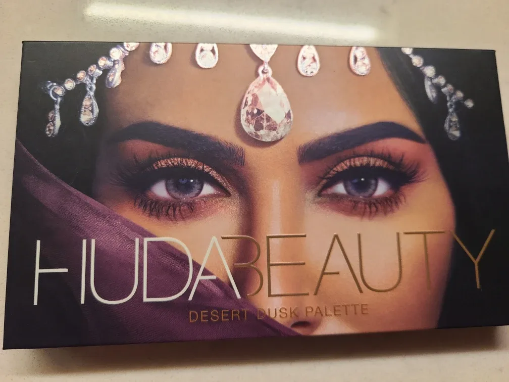 Huda Beauty Desert Dusk Eyeshadow Palette image indicator(2)