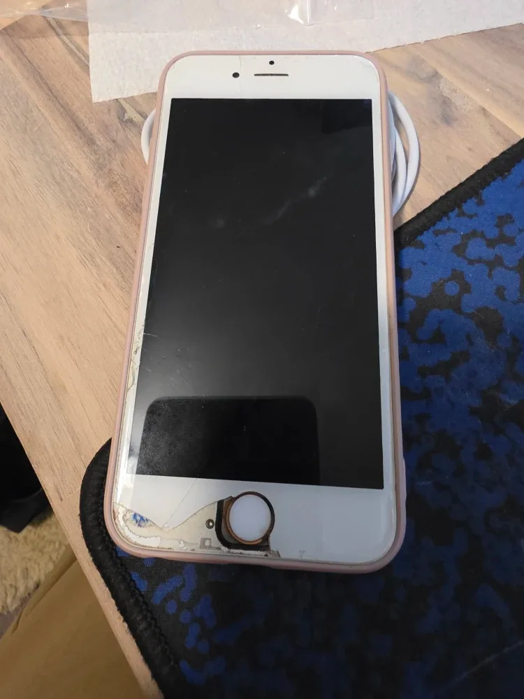 Apple iPhone 6s - Rose Gold cracked screen